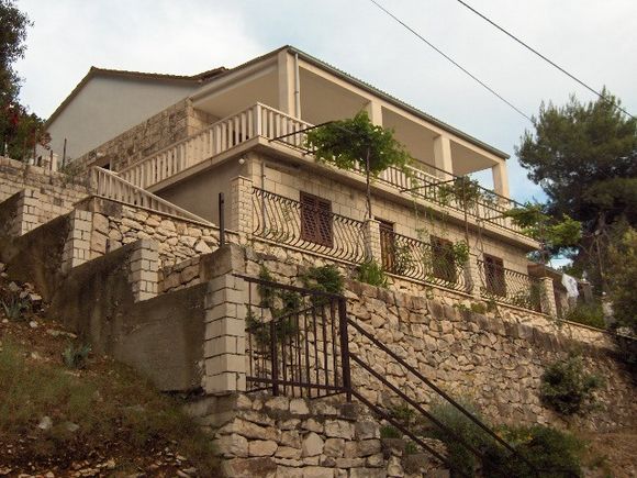 Appartement Petra dans Pucisca 1