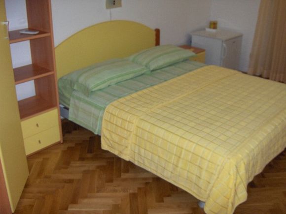 Appartement Žuta soba s balkonom dans Bol 2