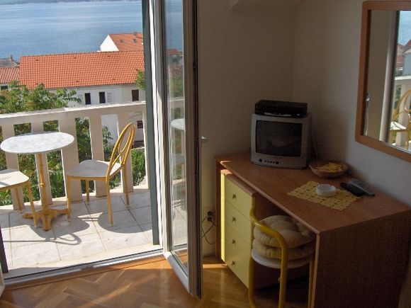 Appartement Žuta soba s balkonom dans Bol 3
