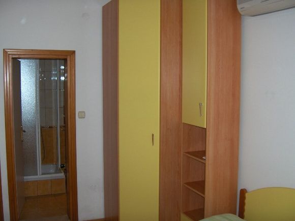 Appartement Žuta soba s balkonom dans Bol 4