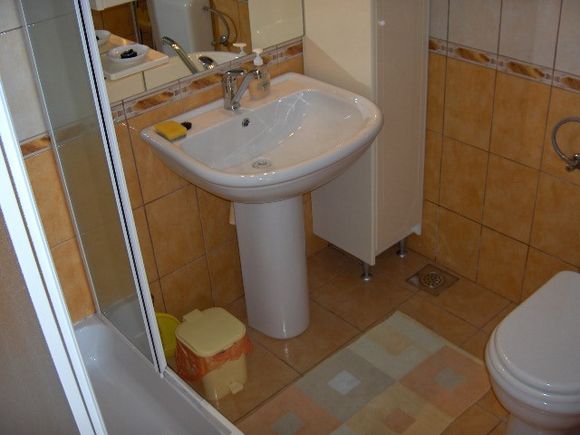 Appartement Žuta soba s balkonom dans Bol 5