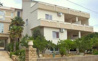 Appartement Gore 1.livo dans Novalja